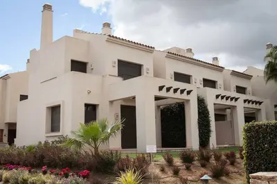 Image de Maison de ville 2 chambres, 6 couchages, avec piscine et WiFi gratuit, situé dans un complexe de golf