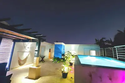 Image de 13br Spacious Multi-Unit Retreat with Rooftop Plunge Pool - Walk to Beach +Bonus