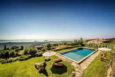 Image de Villa avec piscine enchanteresse qui se confond avec les lignes du lac Trasimène