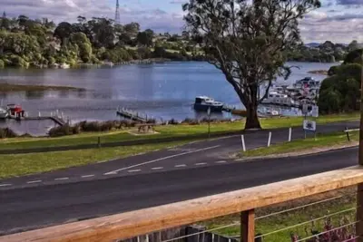 Image de Bruce's Waterside Unit # 6 - une vue magnifique, juste en face du lac