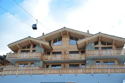 Image de Moderne, ensoleillé, luxueux 5 * Ski In, Ski Out Appartement sur les pistes (3 chambres, 3 salles de bain)
