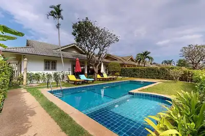 Image de quatre lits villa salle de luxe dans la station balnéaire idyllique Samui
