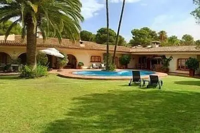 Image de Grande villa avec piscine privée et vue sur la montagne
