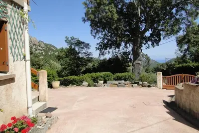 Image de 2 pièces en rez-de-jardin dans maison particulière