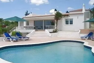 Image de Hébergement avec piscine privée chauffée et vue sur la mer