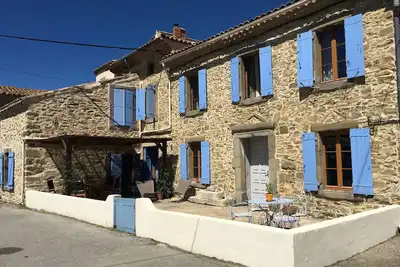 Image de hébergement familial de luxe avec piscine chauffée ensemble dans un endroit idyllique