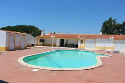Image de Ferme avec 6000 mètres carrés, avec des espaces verts, piscine dans le calme.