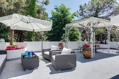 Image de élégant appartement dans le vert et avec grande terrasse