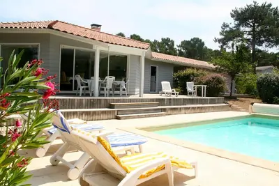 Image de Belle espace terrasse+piscine, vue relaxante sur le golf, maison tout confort