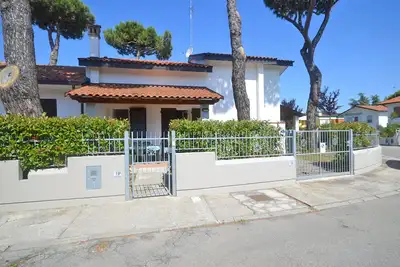 Villa de prestige de nouvelle construction avec deux salles de bains et jardin