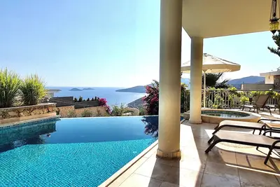 Image de Villa de luxe isolé avec vue panoramique imprenable sur la baie de Kalkan et les montagnes