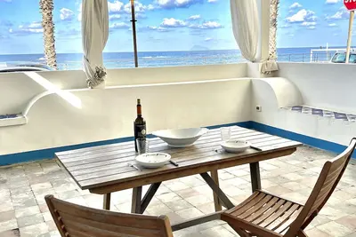 Belle maison de pêcheur rénovée en face de la mer et de la plage à Capo d'Orlando