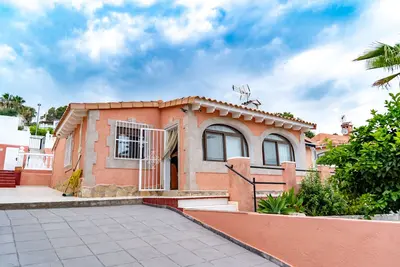 Image de villa refaite a neuf, piscine, jacuzzi, vue sur la mer 4 cha 2 sdb / calme assuré