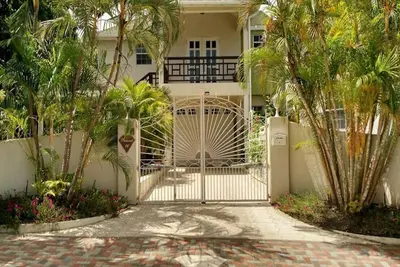 Image de Appartement de luxe abordable de deux chambres et deux salles de bains avec piscine privée
