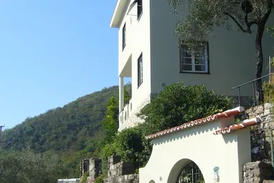 Image de Promotion! Maison et jardin avec une vue magnifique sur la mer.