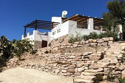 Image de Petite maison typique de San Pietro avec vue sur la mer et la campagne, complexe de gardes maures