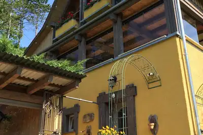 Image de Appartement ensoleillé avec un grand balcon couvert et une vue magnifique sur la vallée