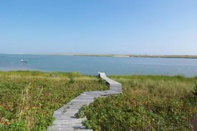 Image de Waterfront 4 chambres, 3 salles de bain maison. Vue à 180 degrés spectaculaire de Katama Bay