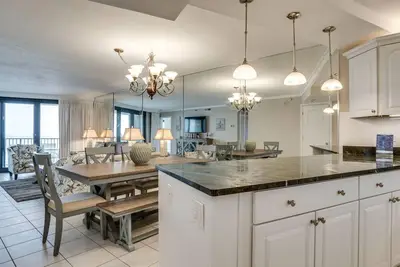 Image de Directement sur le golfe, ce condo offre une vue imprenable sur le coucher du soleil!