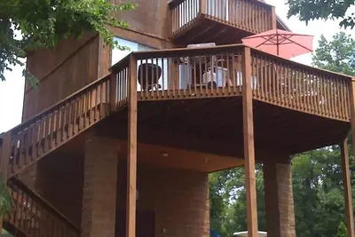 Image de Belle cabine de 2 chambres à 40 pieds de la rivière actuelle pittoresque. Accès à la rampe de bateau.