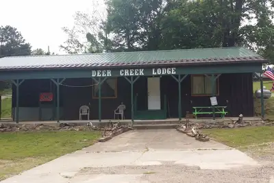 Image de Deer Creek Lodge situé 1/4 mile du magnifique lac Ouachita