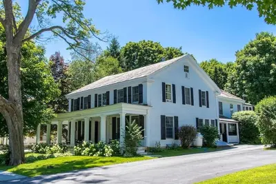 Image de Carte postale Perfect Mansion in Manchester Village