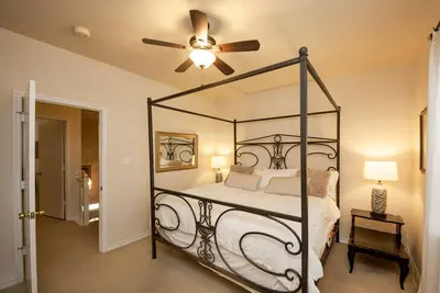 Image de Walkable Dallas luxe près du centre ville Plus King Bed + Doggie Door!