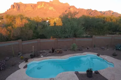 Image de Détendez-vous au pied des montagnes de la superstition