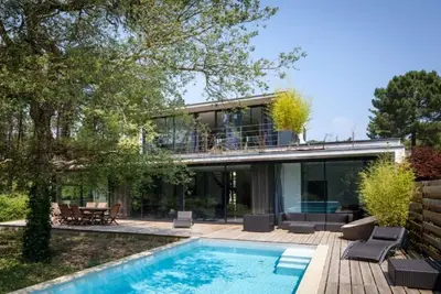 Image de Contemporaine en lisiére de foret, piscine chauffée, proche plages et golf