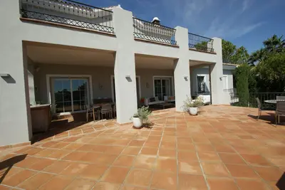 Image de Belle villa de golf moderne en première ligne avec jardin et piscine