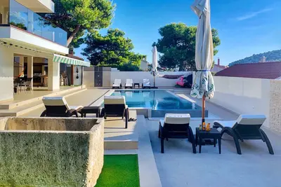 Image de Villa de charme, endroit calme, vue imprenable et piscine à débordement est tout ce dont vous avez besoin