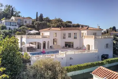 Image de Villa de luxe de 6 chambres, piscine chauffée, au coeur d'Antibes, vue imprenable sur la mer!