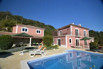 Image de Vues côtières impressionnantes, piscine à débordement et un espace barbecue, Villa familiale privée, Wifi gratuit