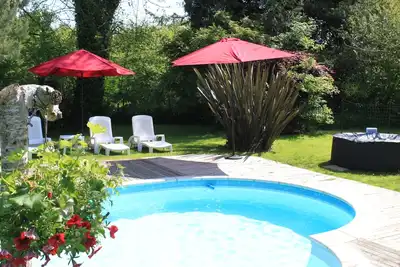 Image de Ancienne grange en pierre bretonne avec piscine chauffée dans un cadre charmant