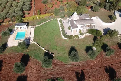 Image de Trullo de haut niveau avec piscine privée et vue imprenable. Super endroit.