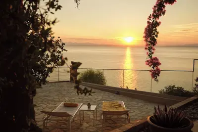 Image de La petite maison avec vue sur la mer et bain à remous privé