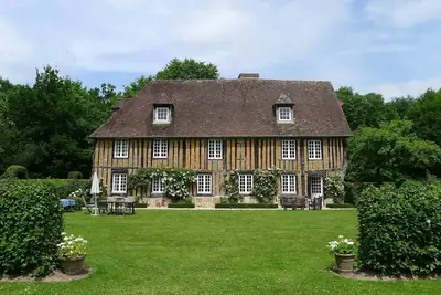 Image de Fine 15e cent. Manoir avec une grande piscine dans un cadre paysager