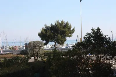 50 m from the sea, calm and bright flat with large terrace, secured garage