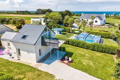 Image de Maison Ty Ar Mor - 50m de la mer -wifi - Piscine  couverte chauffée -