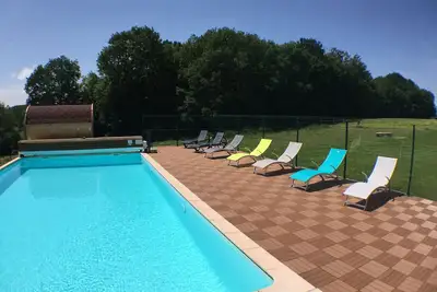 Image de Maison de vacances tout confort avec piscine et sauna dans grand domaine