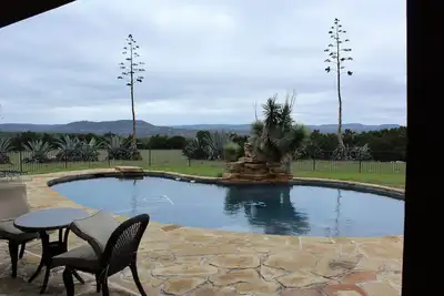 Image de Piscine, bain à remous, vues incroyables, étang de pêche bien achalandé et 18 couchages!