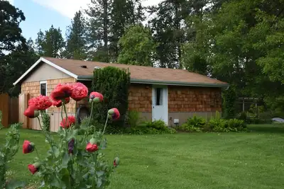 Image de Chalet de jardin spacieux et lumineux 10 mi. à l'ouest d'Eugene. Entièrement rénové 1-6 personnes