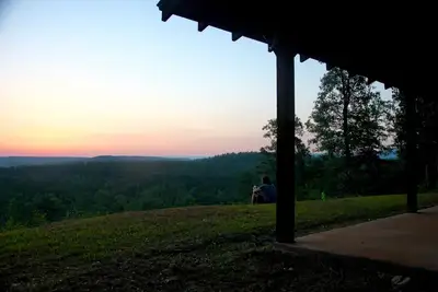 Image de Mountain Vista Retreat-Issi est isolée, avec vue sur le coucher de soleil de la Kiamichi Mnts.