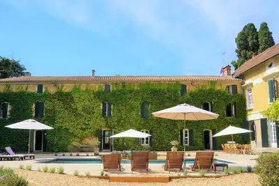 Image de Vignoble historique et manoir près de la côte méditerranéenne