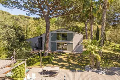 Image de Villa d'architecte, entre mer et colline, à 10 minutes des plages de Gigaro