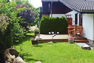 Image de Appartement avec terrasse, nature luxuriante et atmosphère de bien-être agréable