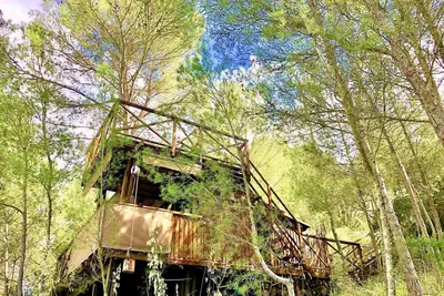 Image de Lodge unique dans un cadre fantastique et un emplacement isolé surélevé - une idylle