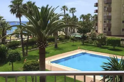 Image de Appartement sur la plage avec piscine.