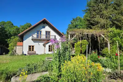 Image de Maison de vacances lumineuse dans une clairière