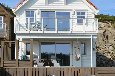 Image de Maison de vacances avec baby-foot et sauna, idéale pour les familles, les amateurs de sports nautiques et les pêcheurs